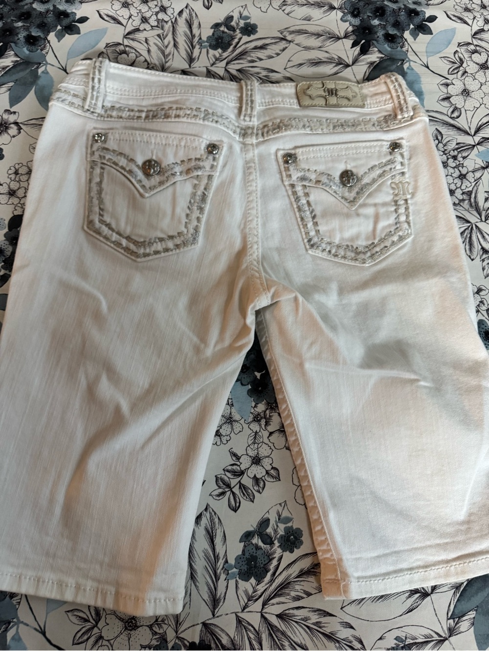 Miss Me Women’s White Denim Bermuda Shorts Size 30 Embellished - Picture 3 of 6